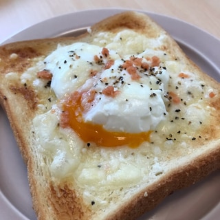 卵がとろーり♪温泉卵の鮭チーズトースト